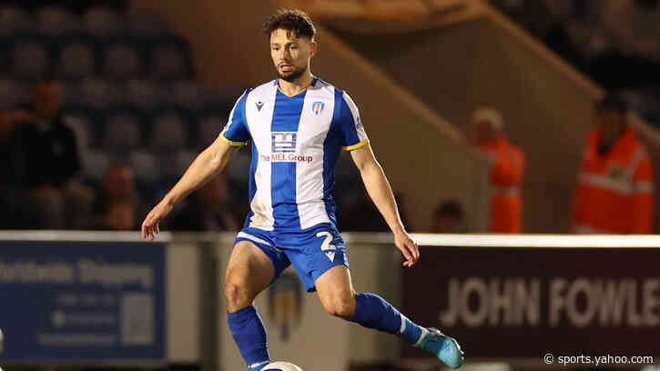 Right-back Hunt extends Colchester stay