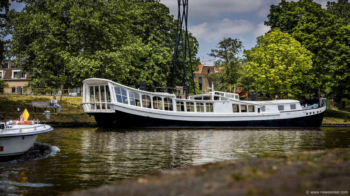 Ex-Leidenaar laat ’sneeuwwit piratenschip’ na tien jaar terugkeren: ’Er is zelfs een met koper beslagen bruidssuite’