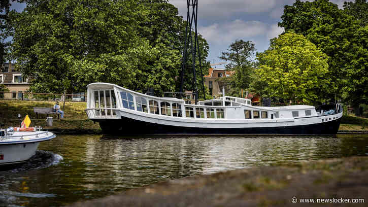 Ex-Leidenaar laat ’sneeuwwit piratenschip’ na tien jaar terugkeren: ’Er is zelfs een met koper beslagen bruidssuite’