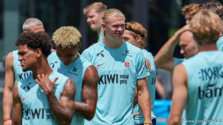 Travesuras vikingas: Haaland se divirtió molestando a compañero en entrenamiento de Noruega