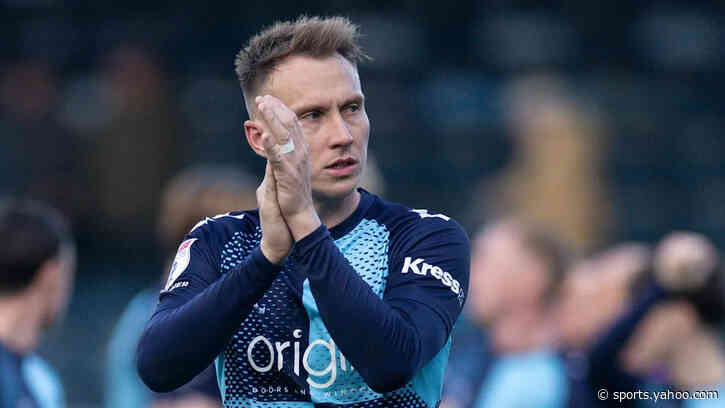 Wycombe sign Luton striker Woodrow
