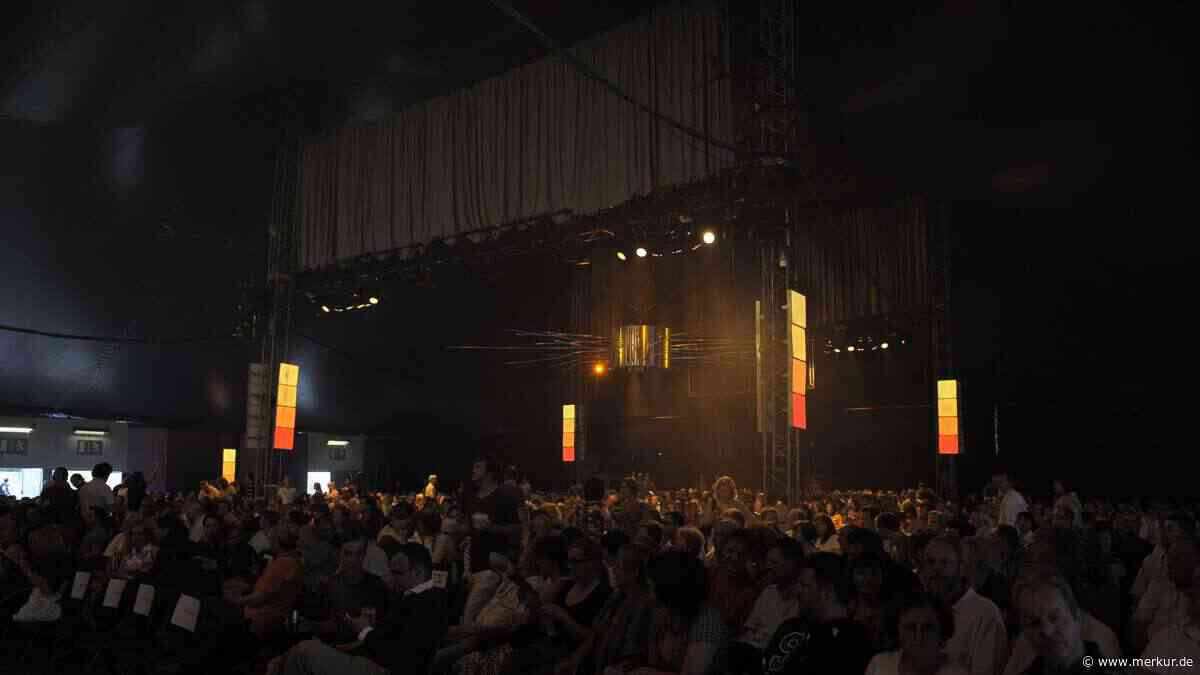Ausverkaufte Show: „Tollwood-Urgesteine“ spielen ein letztes Mal auf Münchner Festival