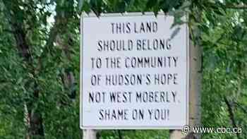 Northeast B.C. leaders condemn 'ignorant' sign opposing First Nation land transfer in Hudson's Hope