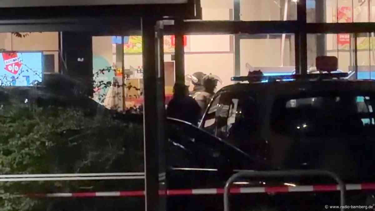 Mann hält Frau in Berliner Supermarkt als Geisel