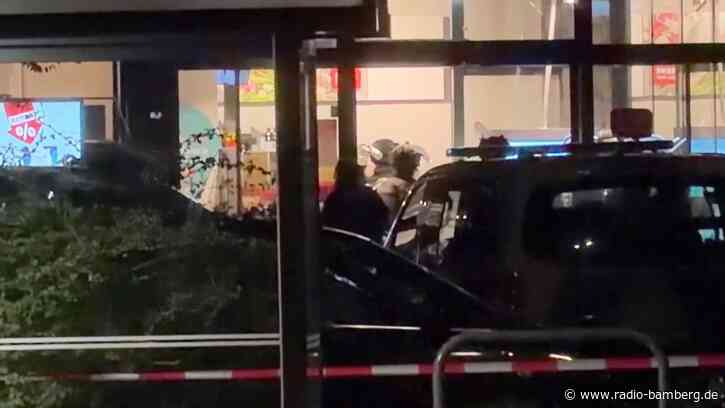 Mann hält Frau in Berliner Supermarkt als Geisel