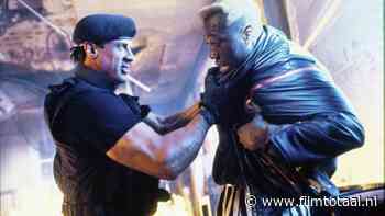 Vanavond om 20:30 uur vernietigt Sylvester Stallone echt alles in één van de leukste actiefilms die hij heeft gemaakt