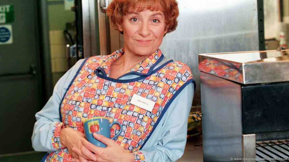 Limited £20 Manchester tickets available as Victoria Wood's Dinnerladies gets adaptation with Les Dennis