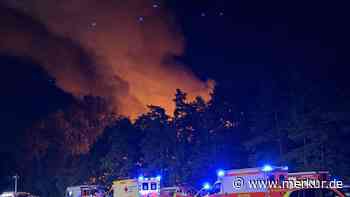 Großbrand in Nürnberg auf 3000 Quadratmetern: Flammenberg weithin sichtbar – Open-Air-Konzert abgebrochen