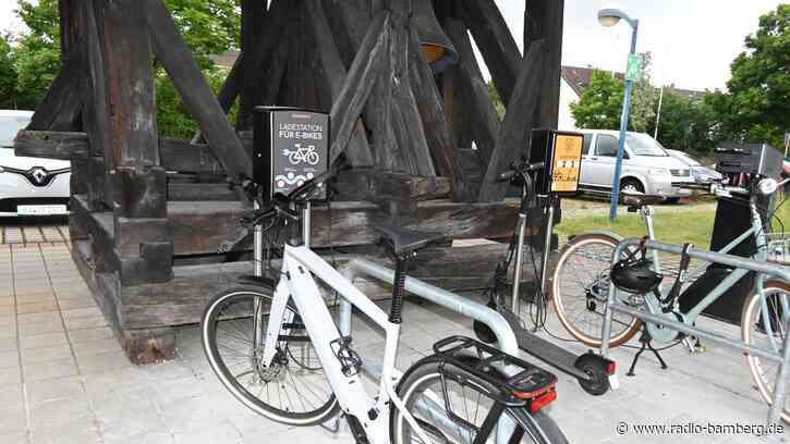 Solar-Ladestation für E-Bikes am Berufsschulzentrum Bamberg eröffnet