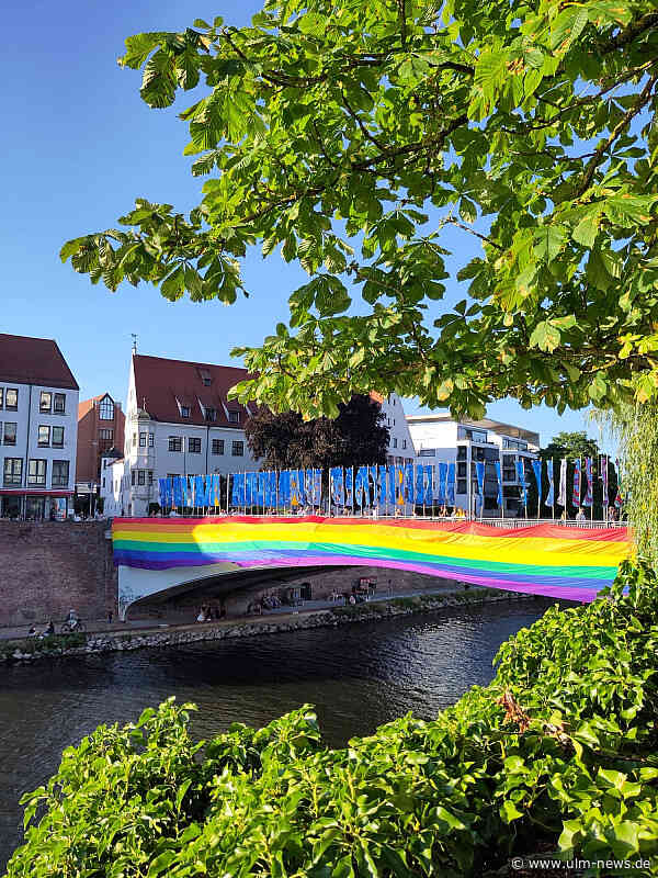 Mit 50 Meter Regenbogen über der Donau: Pride Ulm.Neu-Ulm setzt Zeichen für queere Menschen im gesamten Donauraum