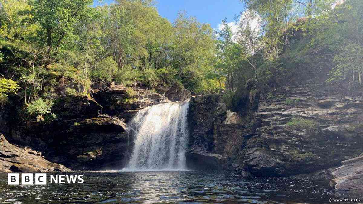 Major search to find woman in water at beauty spot