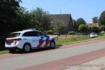 Fietsster gewond, auto belandt in greppel