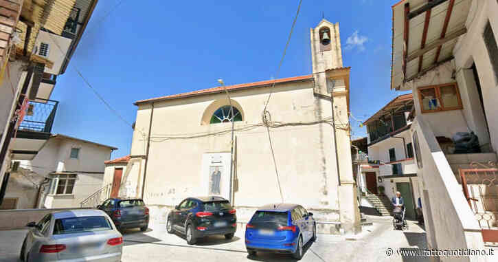 Fedeli svengono durante la messa nel Vibonese, il “mistero” che attrae nuovi parrocchiani ruota intorno al nuovo sacerdote