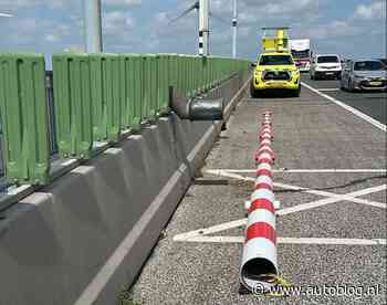Wat zou jij doen? Man is storing beu en schroeft slagboom van brug