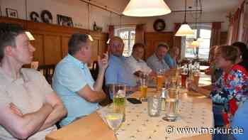 Erster Bürgerstammtisch in Hattenhofen: Bürger regen sich über zugemüllte Wertstoffhöfe auf