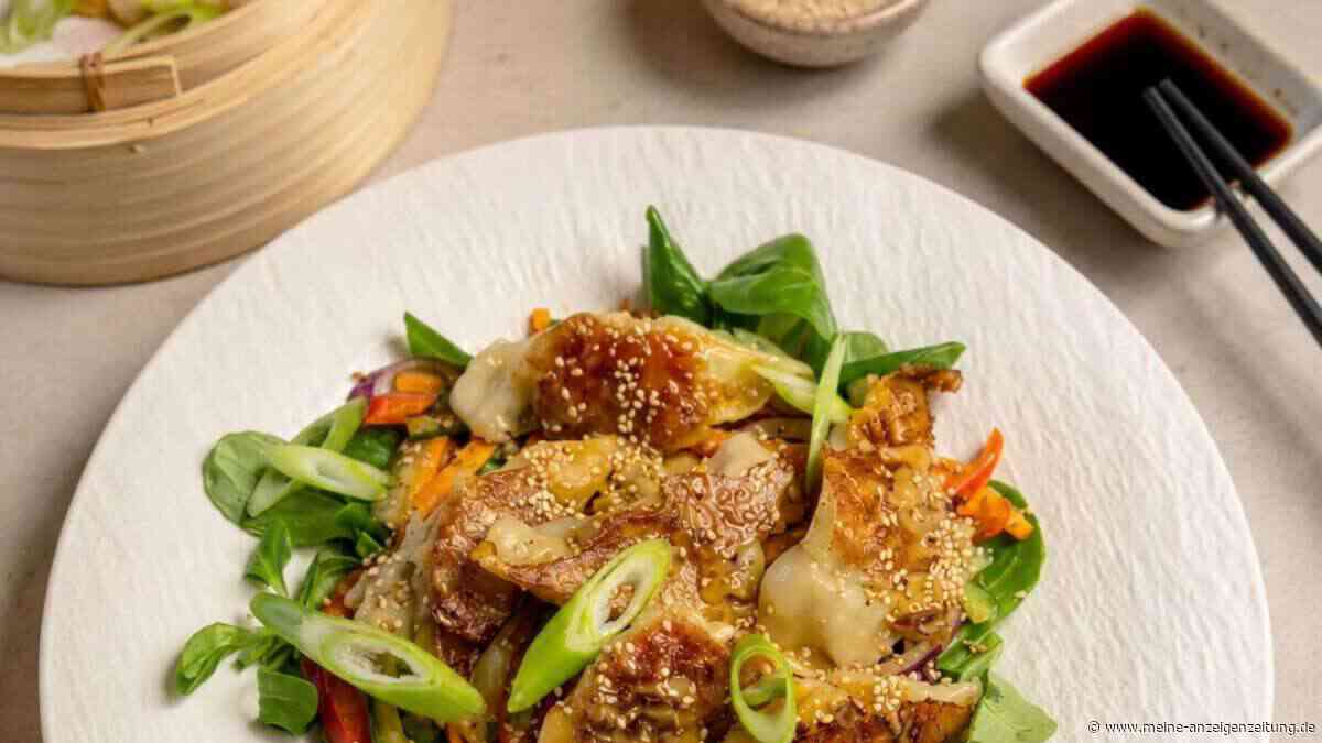 Dieser Sommersalat mit knusprigen Gyoza ist in nur 15 Minuten fertig