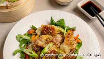 Dieser Sommersalat mit knusprigen Gyoza ist in nur 15 Minuten fertig