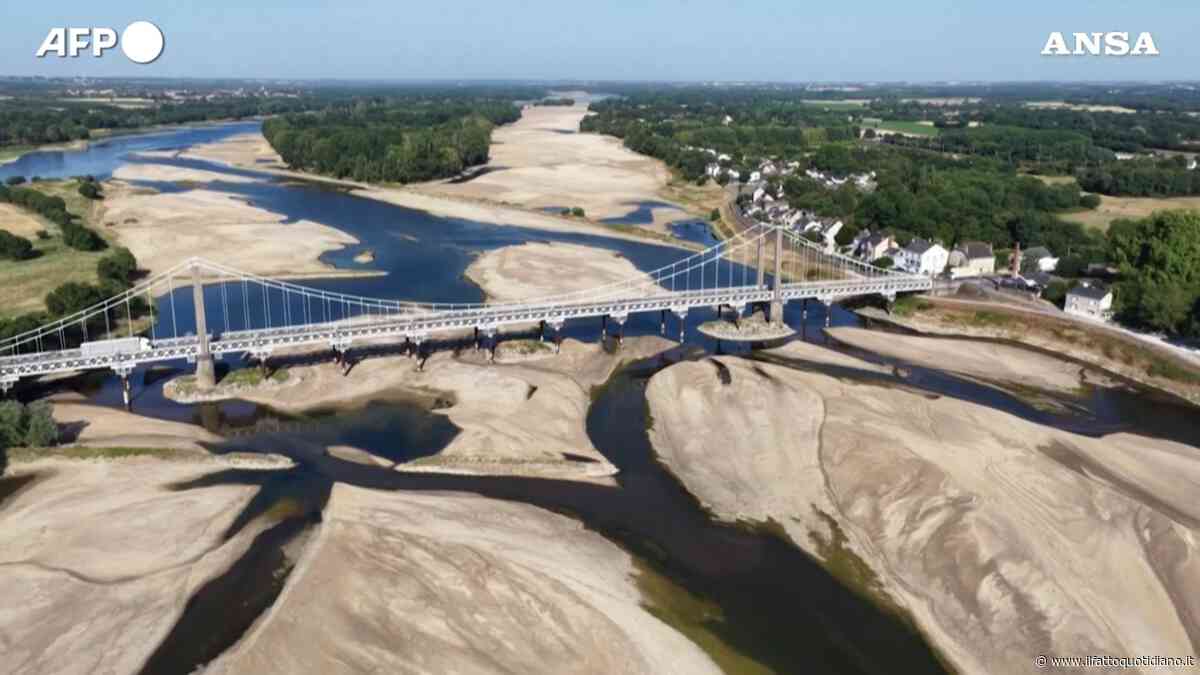 Le incredibili immagini della Loira prosciugata a causa della siccità: il fiume più lungo di Francia è una distesa di sabbia