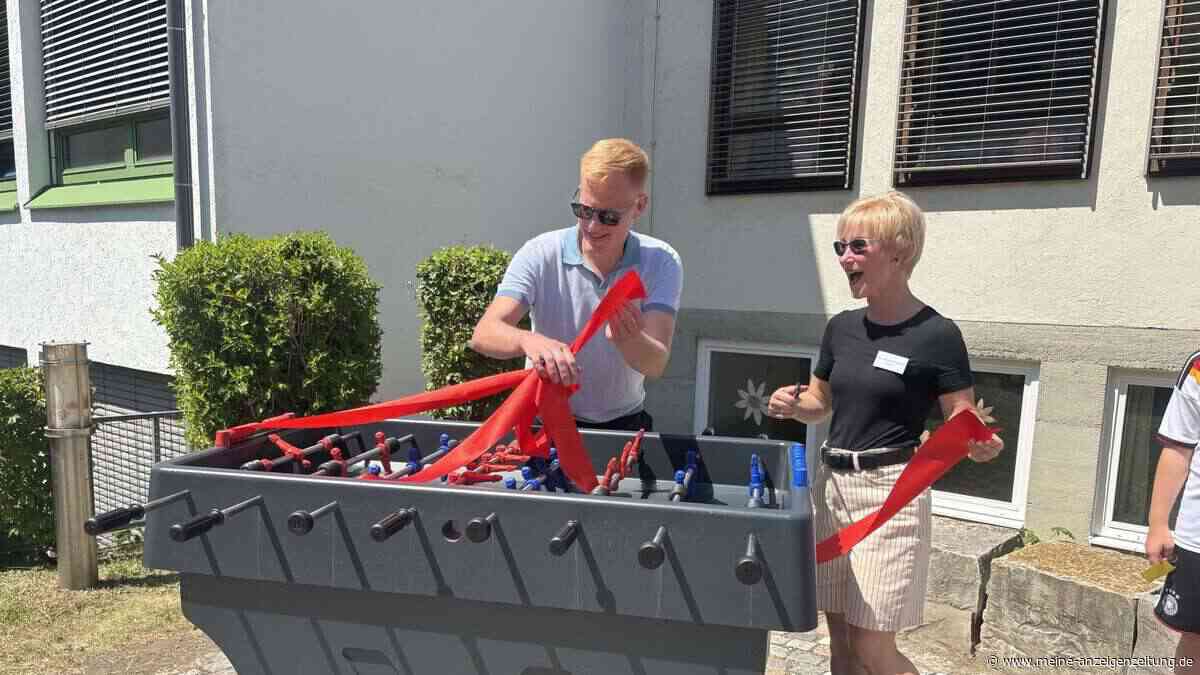 Ein neuer Kicker für den Pausenhof der Mittelschule Forstern