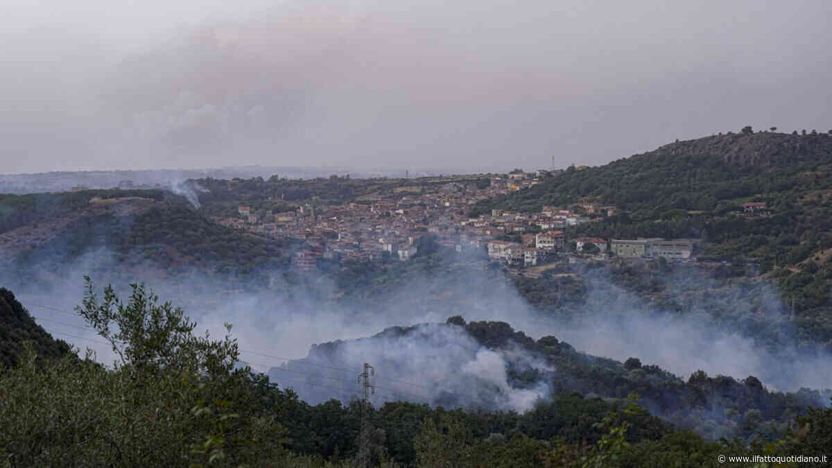 Incendio alle porte di Olbia, chiuso l’aeroporto Costa Smeralda: voli dirottati su Cagliari e Alghero