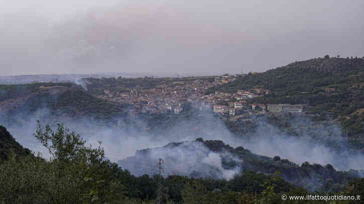Incendio alle porte di Olbia, chiuso l’aeroporto Costa Smeralda: voli dirottati su Cagliari e Alghero