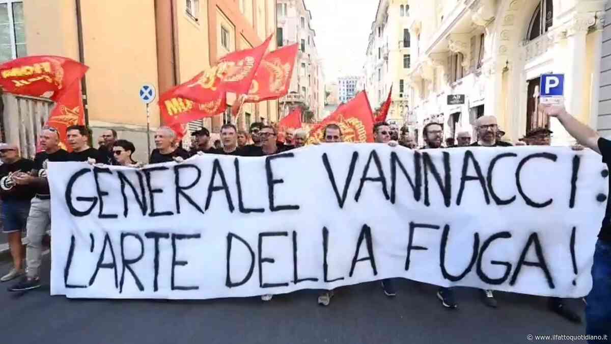 “Vannacci, Genova non ti vuole”: il leader di FnV accolto dalle proteste in città. E il suo comizio slitta di un’ora