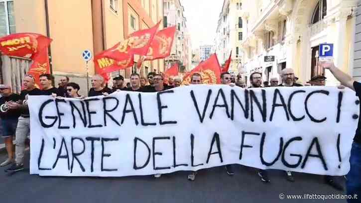 “Vannacci, Genova non ti vuole”: il leader di FnV accolto dalle proteste in città. E il suo comizio slitta di un’ora
