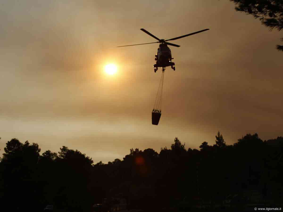 Paura incendi in Sardegna, chiuso l’aeroporto “Costa Smeralda” di Olbia