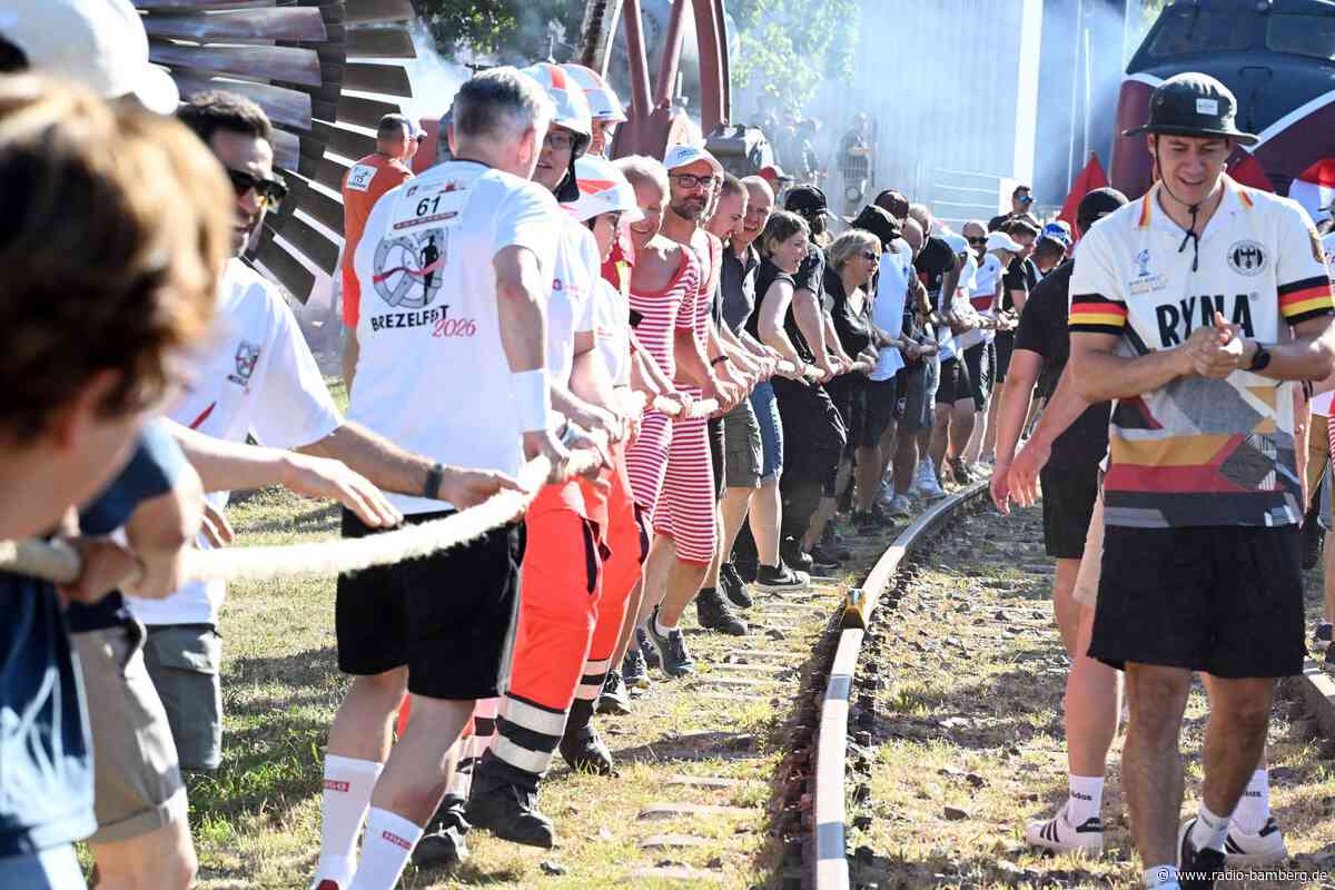 Fliegende Kirschkerne und eine Diesellok am Seil