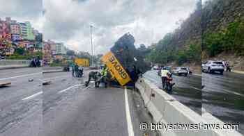 Grúa telescópica se volcó en la autopista Caracas-La Guaira y provocó retraso vehicular por derrame de gasoil