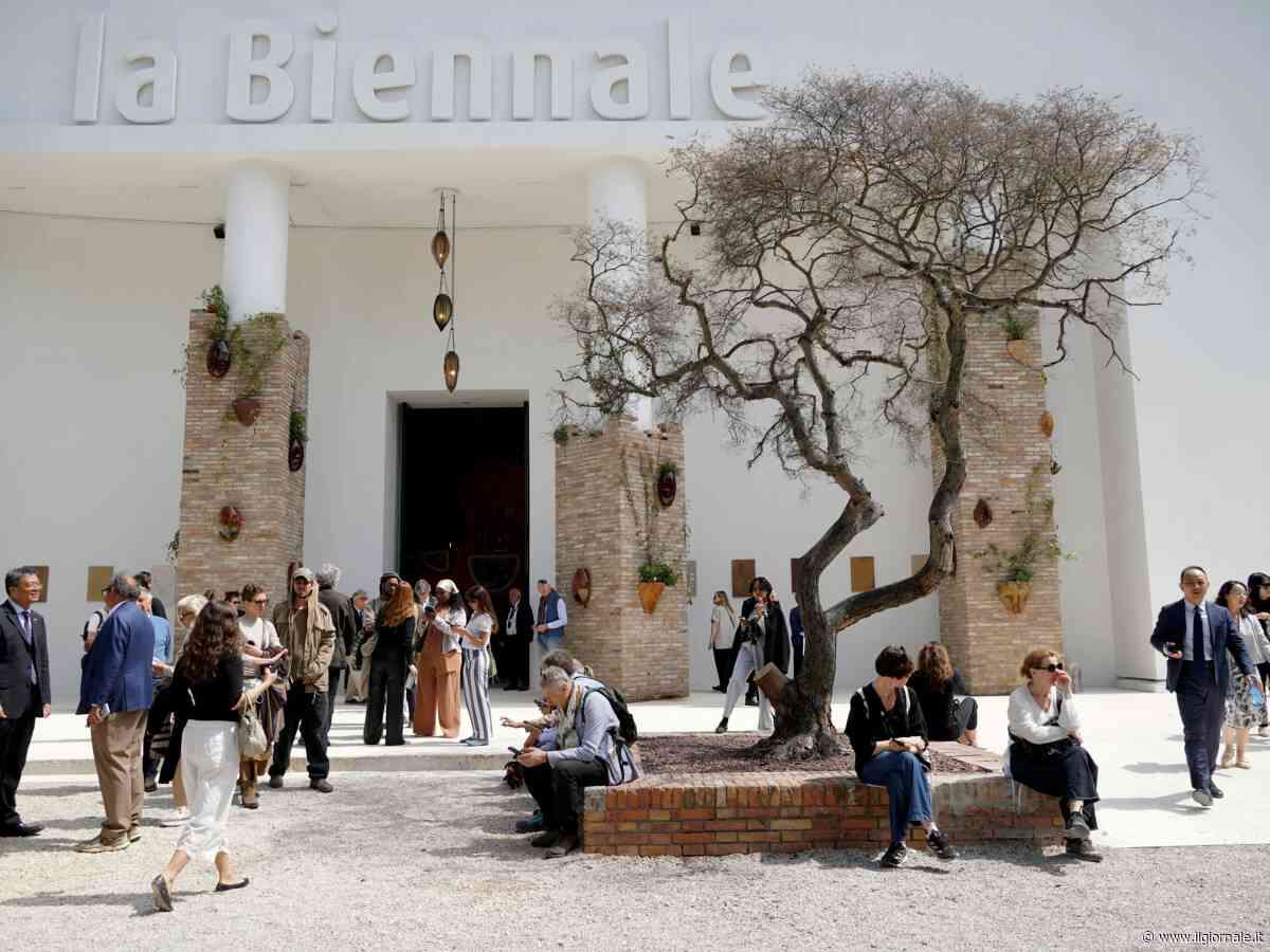 Biennale di Venezia, l’Ue taglia 2 milioni dopo la riapertura del padiglione russo: “Non rispetta i valori democratici”