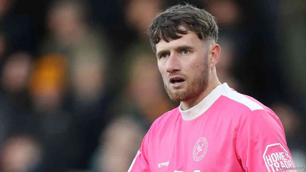 Bristol City sign goalkeeper Collins