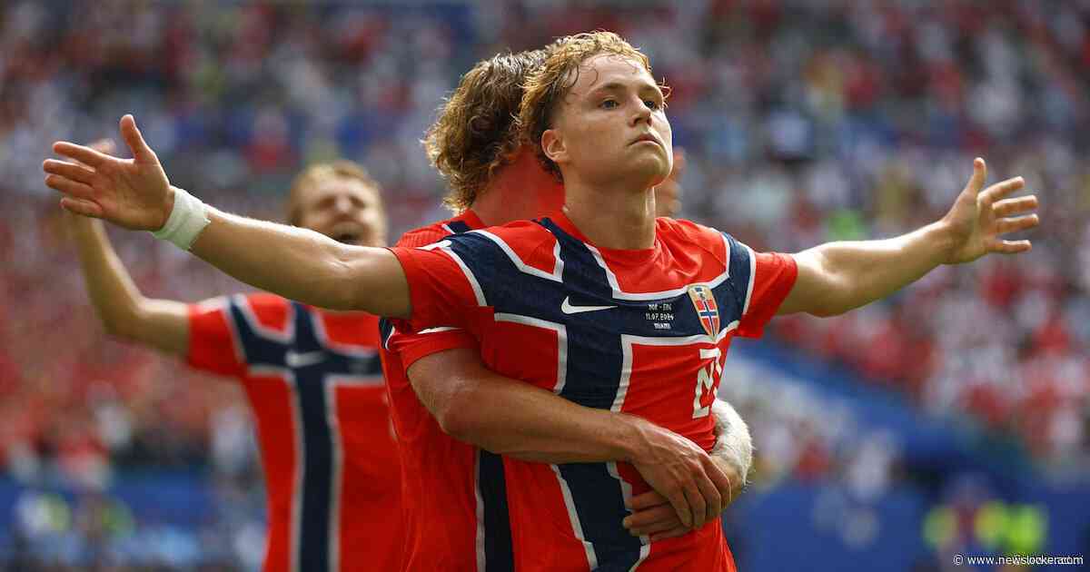 Jude Bellingham maakt net voor rust gelijk namens Engeland tegen Noorwegen