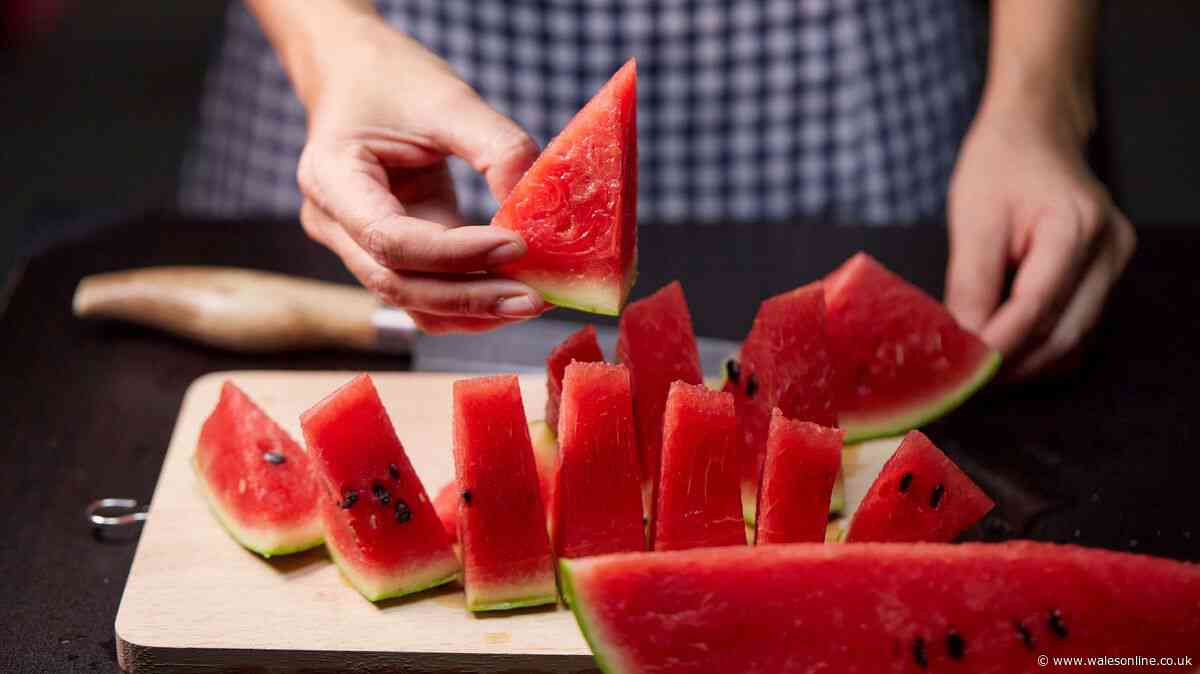 2 ways to cut watermelon like a pro to ensure you waste no fruit