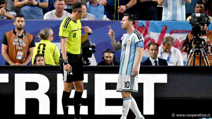 "A mí háblame bien": El tenso cruce de Messi con el árbitro de Argentina-Suiza