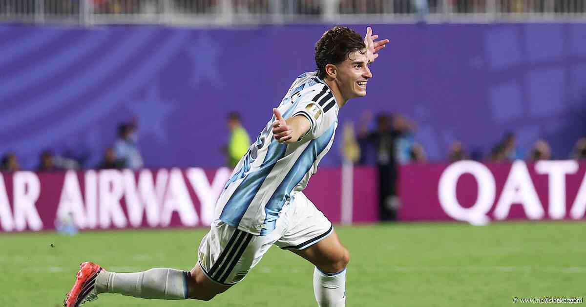 Wereldgoal Julian Álvarez helpt Argentinië in verlenging langs tien man Zwitserland
