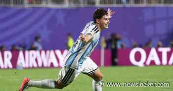 Wereldgoal Julian Álvarez helpt Argentinië in verlenging langs tien man Zwitserland