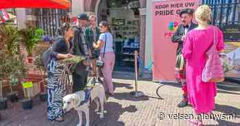 Wethouder Meryem Çimen geeft startsein voor verkoop Pride Haarlem-biljet