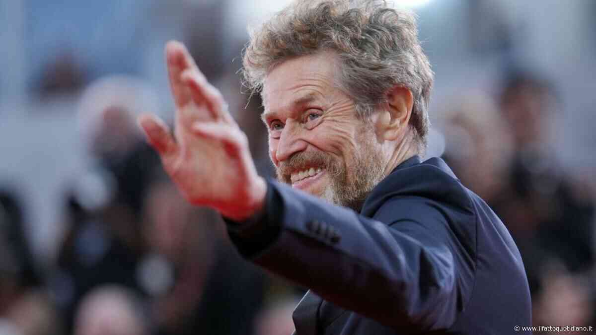 “Mio padre era perbene e un chirurgo stimato che andava a messa tutte le domeniche. Un giorno mi ha preso in disparte dicendomi: Adoro quel film in cui interpreti uno stupratore”: così Willem Dafoe