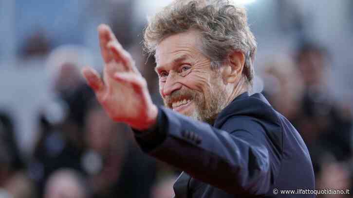 “Mio padre era perbene e un chirurgo stimato che andava a messa tutte le domeniche. Un giorno mi ha preso in disparte dicendomi: Adoro quel film in cui interpreti uno stupratore”: così Willem Dafoe