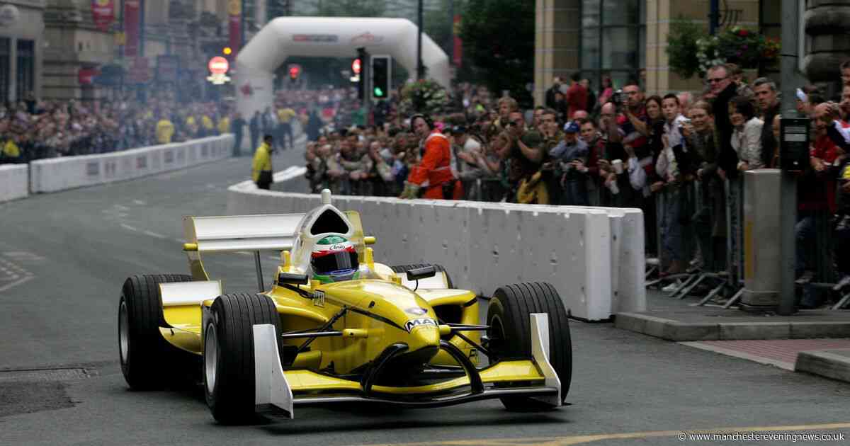 Deansgate Grand Prix, naked pensioners and Tony Blair - it's Manchester 20 years ago in brilliant 2006 photos