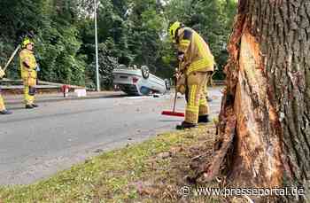 FW-OLL: PKW prallt gegen Baum und überschlägt sich