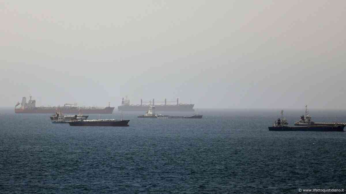 Iran colpisce due navi che tentavano di attraversare Hormuz: “Stretto chiuso fino a nuovo ordine”. Nuovi raid Usa