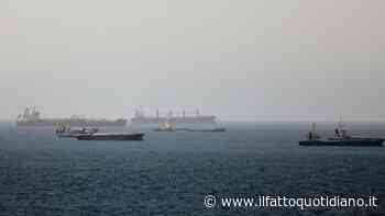 Iran colpisce due navi che tentavano di attraversare Hormuz: “Stretto chiuso fino a nuovo ordine”. Nuovi raid Usa