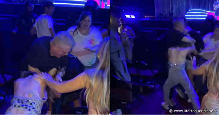 “Si sono presi a sberle e si sono tirati i capelli”: rissa tra due fan al concerto di Hilary Duff – VIDEO