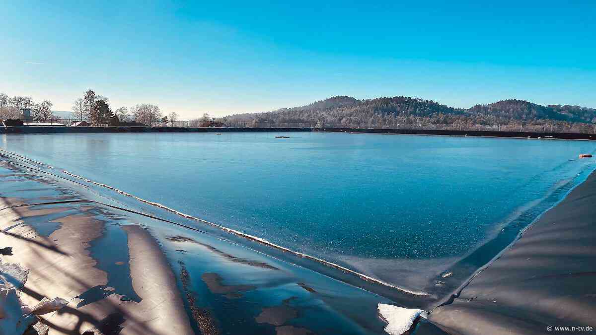Künstlicher See als Speicher: Wie Sommerhitze im Winter zum Heizen genutzt werden kann