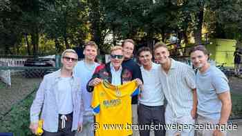 Eintracht Braunschweig stellt neues Trikot vor – und feiert mit Dieter Bohlen
