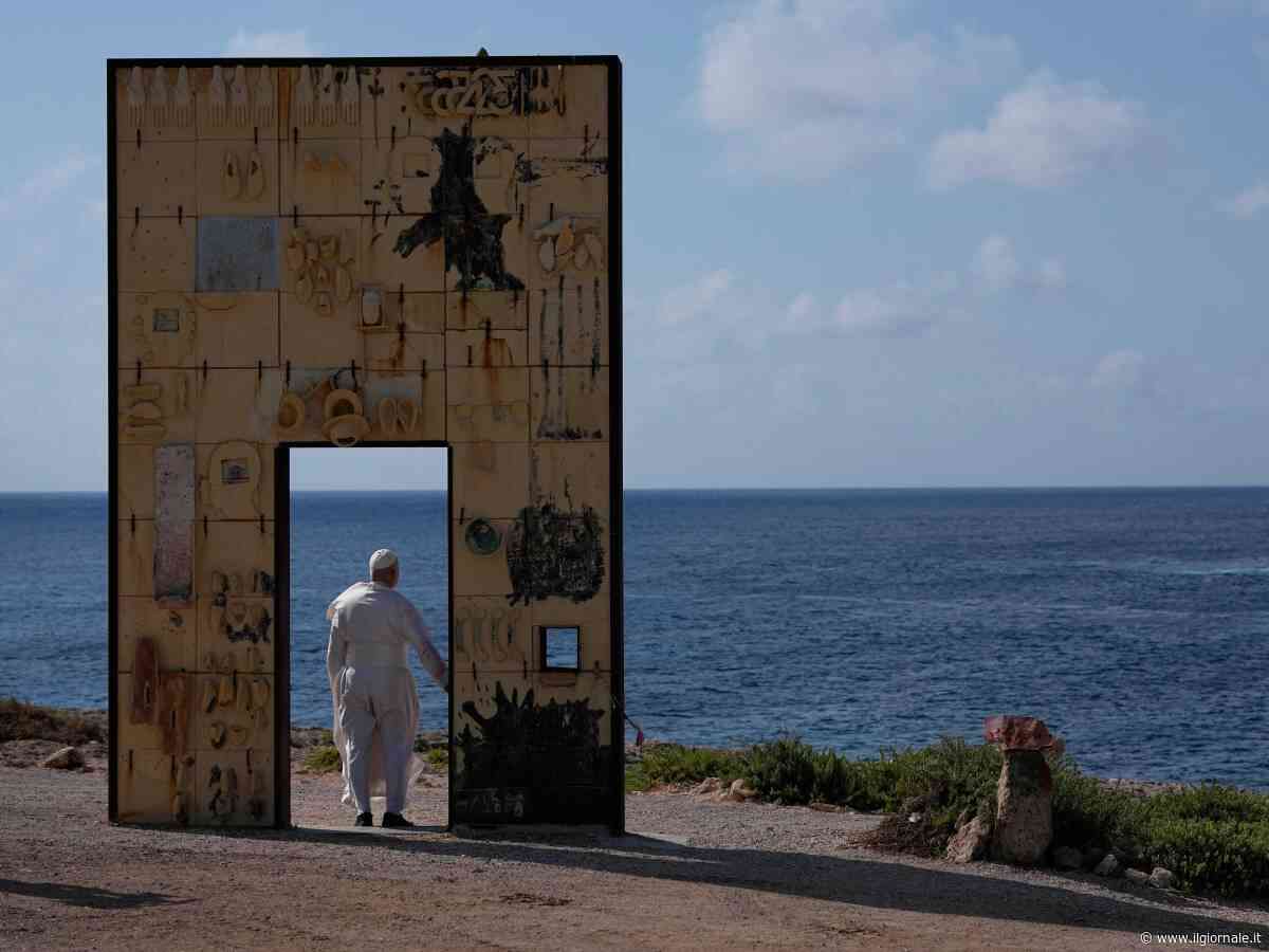 Non parole ma gesti. Dobbiamo farci "prossimi" come il Papa a Lampedusa