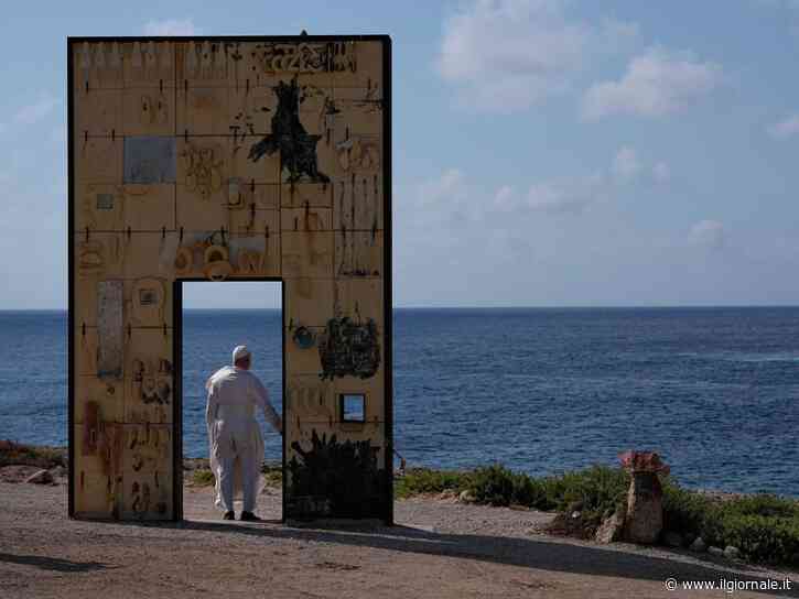 Non parole ma gesti. Dobbiamo farci "prossimi" come il Papa a Lampedusa