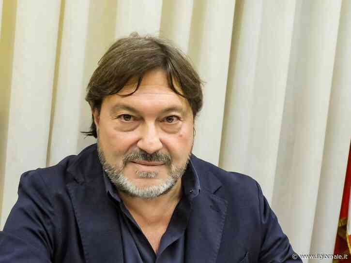 Il giornalista si "autosospende": annullate le date dello spettacolo a teatro. Poi puntualizza: "Decisione presa prima"